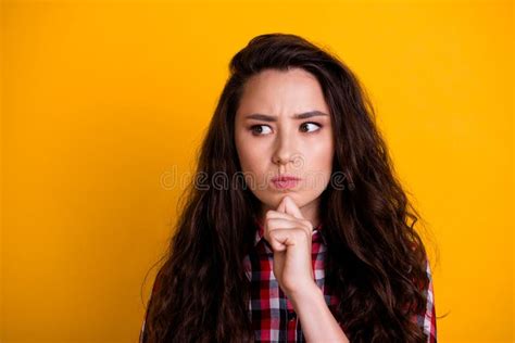 Retrato De Una Persona Confundida Perpleja Con Un Pelo Rizado Camisa