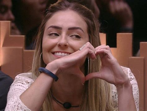 Paula Sperling A Advogada Do Bbb19 Apareceu Novamente Com Os Seios A