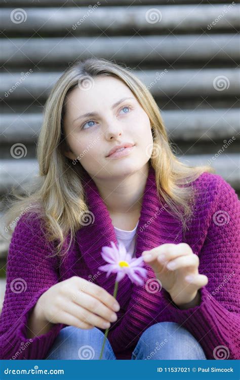 Menina Adolescente Que Senta Se Em Escadas Imagem De Stock Imagem De