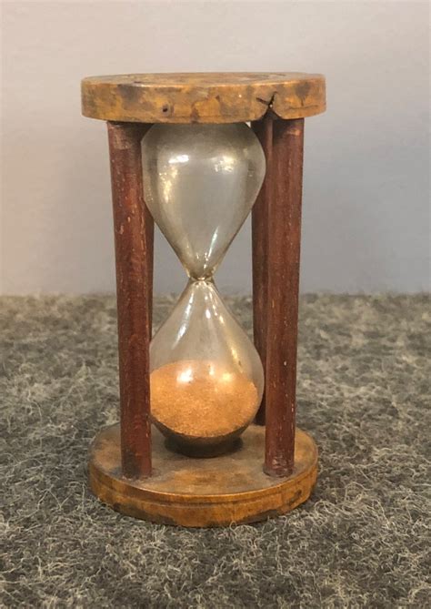 Часы песочные, дерево, стекло, песок, 1900-1930 гг. стоимостью 3400 руб.