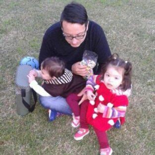 Depois de ser rejeitada por famílias bebê HIV é adotada por casal gay