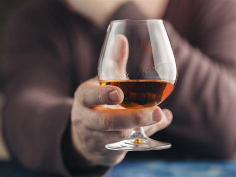 Как по этикету правильно держать бокал с вином?