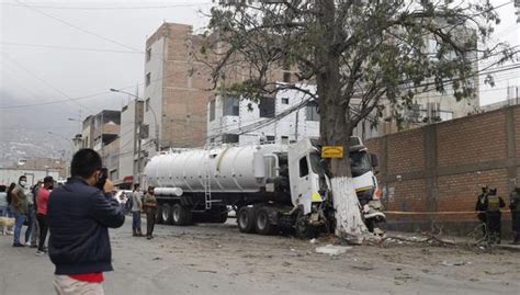 San Juan de Lurigancho Cisterna sin frenos choca con árbol y muere