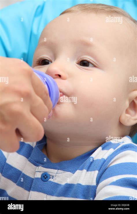 Enfant Boit Lait Banque De Photographies Et Dimages à Haute Résolution