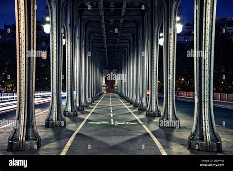 Bir-Hakeim bridge in Paris Stock Photo - Alamy