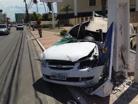 G Homem Fica Preso S Ferragens Ap S Colidir Carro Em Poste Em