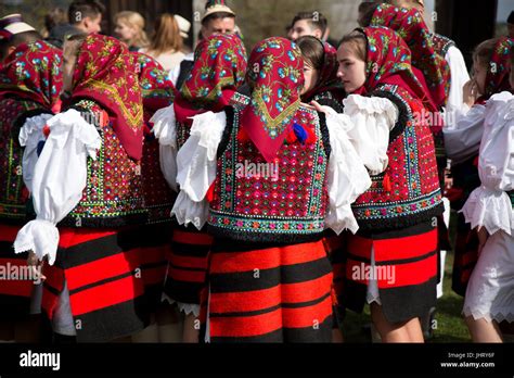 Las Ni As Con Trajes Tradicionales En El Folk Festival En Sighetu