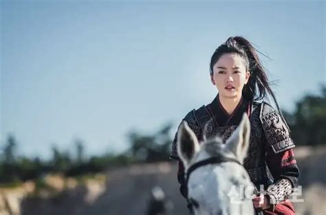 Kim So Hyun Transforms To A Warrior Princess In "River Where The Moon ...