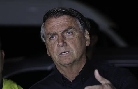 Bolsonaro Ninguém tenta dar golpe sem armas e fora do país Brasil