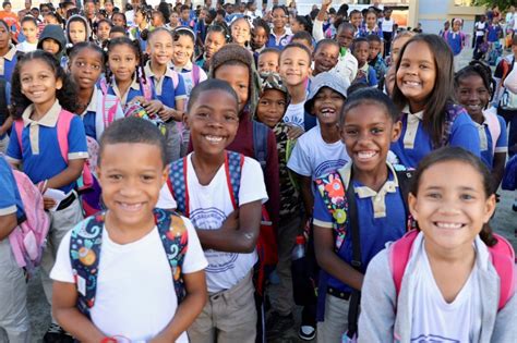 El Senado Realiza Un Izamiento De Bandera En El Centro Educativo