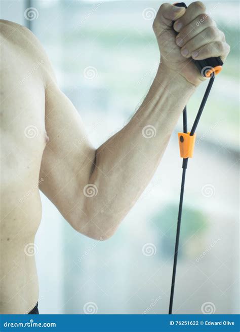 Homem Que Exercita O Torso Do Nude Foto De Stock Imagem De Equipamento Naughty