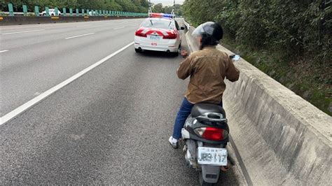 北埔阿嬤騎車誤闖國道被警攔爆哭 「以前都是先生載我 他已經不在了」 社會 三立新聞網 Setncom