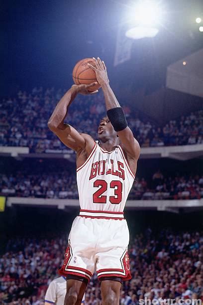 michael-jordan-of-the-chicago-bulls-shoots-a-jump-shot-against-the ...