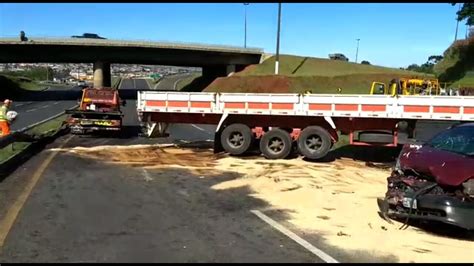 Acidente Entre Carro E Caminh O Deixa Tr Nsito Bloqueado Na Pr Em