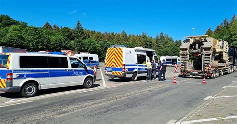 Blaulicht Polizei Kontrolliert Schwerlastverkehr Auf Der A Fast