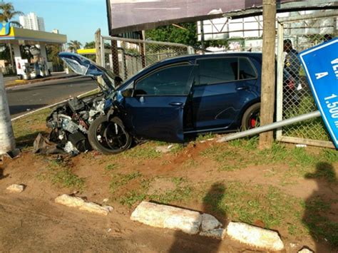 G1 Carro Bate Em Poste Derruba Placa E Cerca De Clube Em Campo