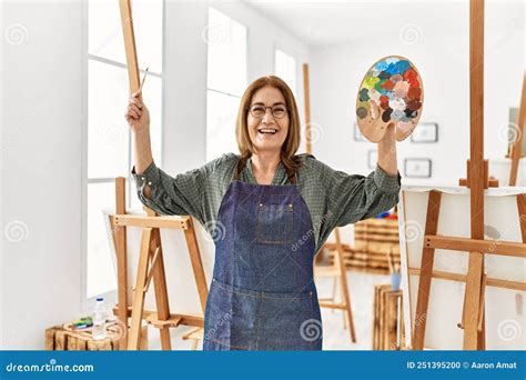 Mujer Artista De Mediana Edad Sonriendo A Feliz Pintura En El Estudio