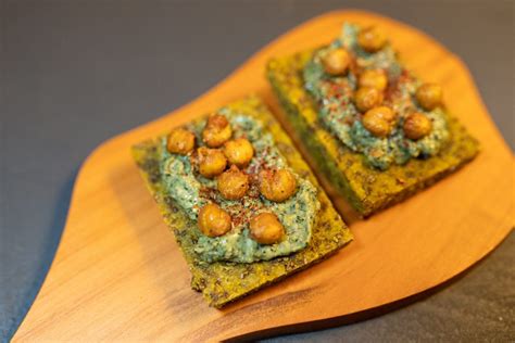 Bruschettine Di Pane Di Miglio Alla Curcuma Con Pesto Di Agretti E Ceci