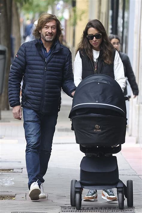 Santiago Pedraz Y Elena Hormigos Disfrutan De Su Primer Paseo Con El