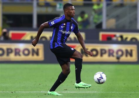 Barcelona Considering A Move For Inter Milan Wingback Denzel Dumfries Spanish Media Report