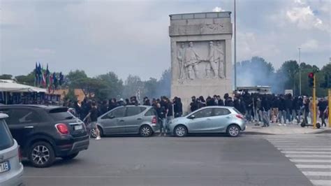 Tmw Corteo Dei Tifosi Della Fiorentina Scortato Dalla Polizia Verso L