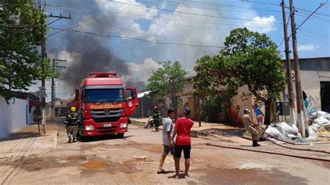 Incêndio que atingiu galpão de empresa de reciclagem em VG é controlado