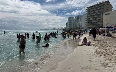 Turistas Y Locales Abarrotan Playas De Canc N Durante Navidad