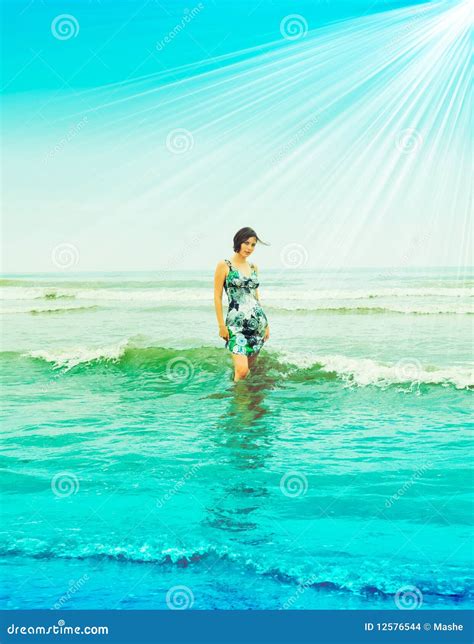 Jeune Femelle Sexy Posant Sur La Plage Photo Stock Image Du Bikini