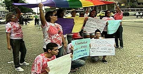G Manifestantes Contra Cura Gay Se Re Nem Na Candel Ria No Rio Not Cias Em Rio De Janeiro