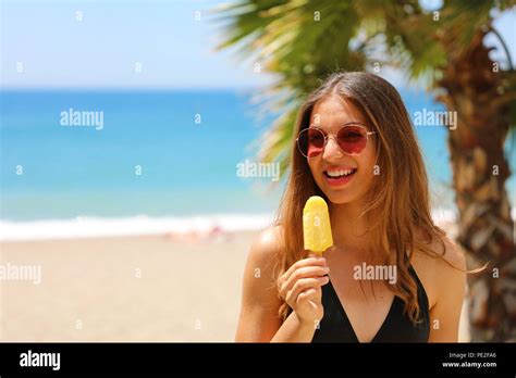 Bikini girl with lolly Fotos und Bildmaterial in hoher Auflösung Alamy