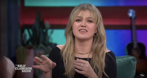 Kelly Clarkson Debuts Wispy Bangs On The Kelly Clarkson Show See The