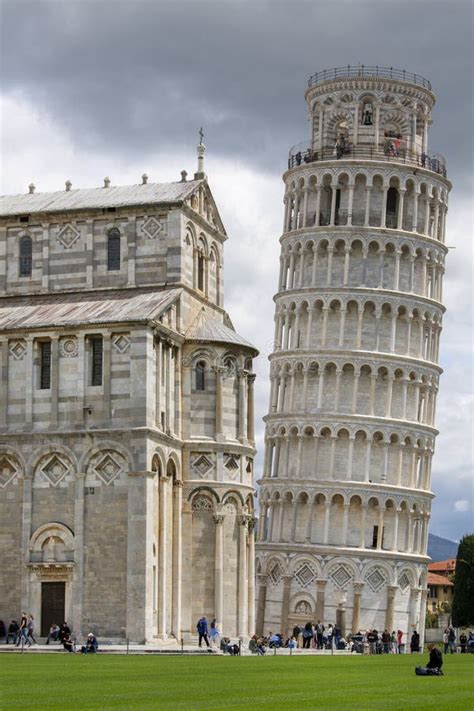 Vistas A La Torre Inclinada De Pisa Y Pisa Cacathedral Piazza Del Duomo