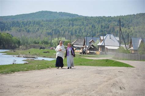 Как люди живут в лесу и молятся колесу