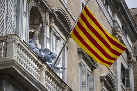 La Generalitat reproduce en su balcón la proclamación de la república