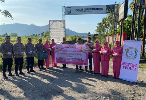 Bhayangkari Di Padang Gelar Bakti Sosial Berbagi Takjil Dan Sembako