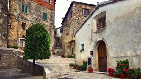 Zungoli Tredicenne Kazaka Cade Dal Balcone Del Centro Di Accoglienza