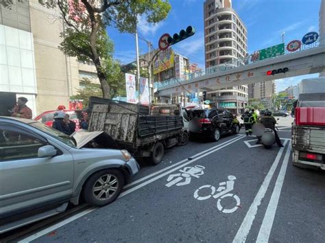 貨車司機邊開車邊吃便當 撿筷子引發5車連環撞 新北市 自由時報電子報