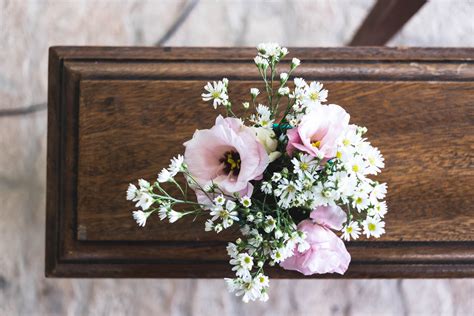 5 Reasons Why Funeral Flowers Make Better Funeral Gifts