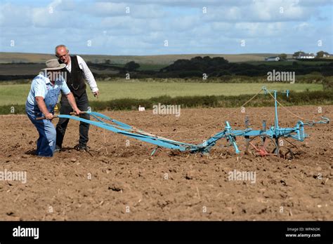 El Arado Antiguo Se Utiliza Para Labrar La Tierra En El Partido De