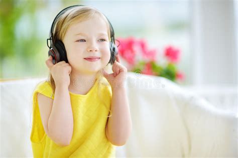 Menina Bonito Que Veste Fones De Ouvido Sem Fio Enormes Criança Bonita