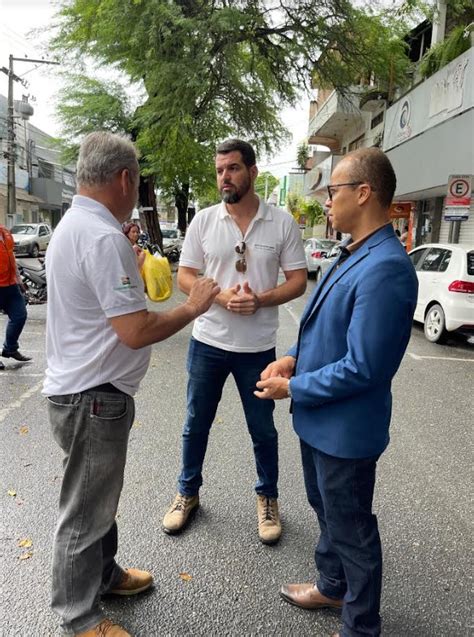 Força Tarefa Da Prefeitura De Eunápolis Remove árvore Que Inclinou No