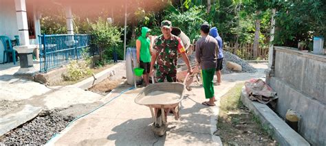 Babinsa Palemgadung Sertu Sugeng Riyadi Giat Gotong Royong Membangun