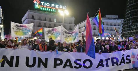 Ni Un Paso Atrás El Colectivo Lgtbiq Toma La Puerta Del Sol Para Defender Sus Derechos Shangay