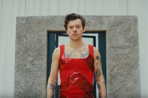 Harry Styles Fala Sobre Cena De Nudez Em Filme Tem Bunda