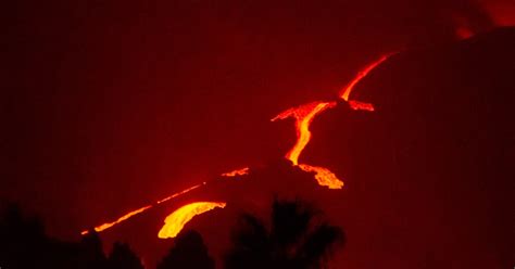 El Volcán De La Palma Provoca Una Gran Nube De Cenizas Y Numerosos