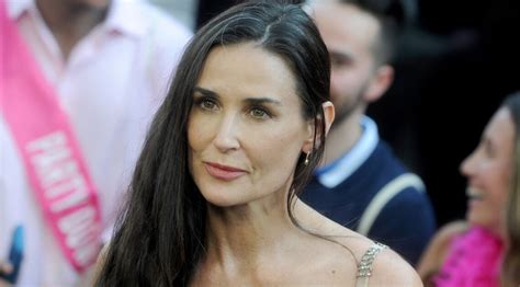 Demi Moore pose en bikini et épate encore la Toile