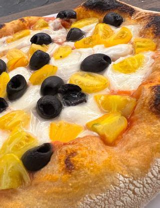 Pizza Con Salsa Di Datterini Gialli Datterini Gialli E Olive Nere Al