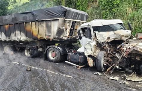 Carreta Pega Fogo Ao Bater Na Traseira De Carreta Tanque Na Via Dutra