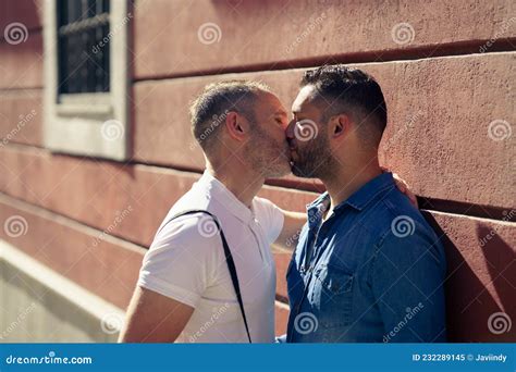 Couple Gay S Embrasser En Plein Air En Milieu Urbain Image Stock Image Du Humain Heureux