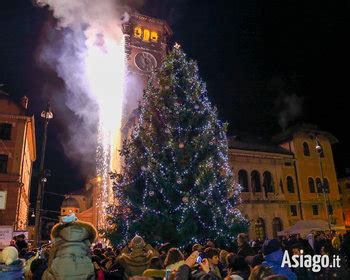 Tradizionale Accensione Dell Albero Di Natale Ad Asiago Dicembre